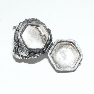 Einzelstück, Giftring, Granat-Ring aus 925 Silber mit einem ovalen, funkelnd facettierten Granat in schöner Farbe + verspielter Umrandung, in den Tiefen geschwärzt, Giftfach mit einem Deckel zum Öffnen und einer Sicherung gegen ungewolltes Öffnen, Ringweite 56, paßt Brosch-Anhänger BR 0016, Ohr 0116, HS 0013 -	Unikatschmuck nur erhältlich im Onlineshop von Juwelier & Goldschmiede Danilo! 