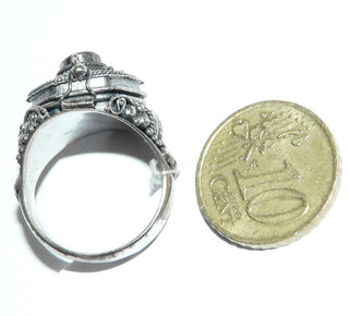 Einzelstück, Giftring, Granat-Ring aus 925 Silber mit einem ovalen, funkelnd facettierten Granat in schöner Farbe + verspielter Umrandung, in den Tiefen geschwärzt, Giftfach mit einem Deckel zum Öffnen und einer Sicherung gegen ungewolltes Öffnen, Ringweite 56, paßt Brosch-Anhänger BR 0016, Ohr 0116, HS 0013 -	Unikatschmuck nur erhältlich im Onlineshop von Juwelier & Goldschmiede Danilo! 