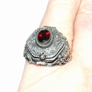 Einzelstück, Giftring, Granat-Ring aus 925 Silber mit einem ovalen, funkelnd facettierten Granat in schöner Farbe + verspielter Umrandung, in den Tiefen geschwärzt, Giftfach mit einem Deckel zum Öffnen und einer Sicherung gegen ungewolltes Öffnen, Ringweite 56, paßt Brosch-Anhänger BR 0016, Ohr 0116, HS 0013 -	Unikatschmuck nur erhältlich im Onlineshop von Juwelier & Goldschmiede Danilo! 