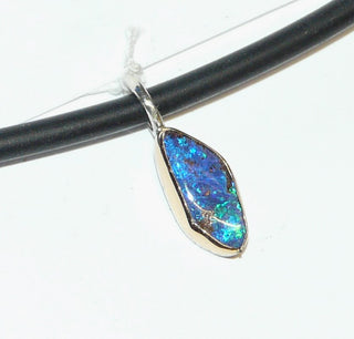 Australischer Boulder-Opal - Anhänger, Farbe  "lightning ridge" mit 750 Gelbgold & 925 Silber – Handgefertigt! Nur im Onlineshop von Juwelier & Goldschmiede Danilo aus der schönen Rattenfängerstadt Hameln!