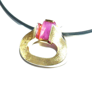 Handgefertigtes Einzelstück, Unikat Goldanhänger mit einem Pink-Saphir von 1,7 Karat, eingefaßt mit 2 breiten Krappen in 750 Gold, satinierte Oberfläche, offenes Oval mit dem rechteckigen Edelstein in einer Kissenform als flacher Cabochon, ca. 25 mm x 21,5 mm - Goldschmiede Danilo