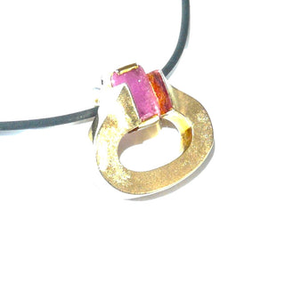 Handgefertigtes Einzelstück, Unikat Goldanhänger mit einem Pink-Saphir von 1,7 Karat, eingefaßt mit 2 breiten Krappen in 750 Gold, satinierte Oberfläche, offenes Oval mit dem rechteckigen Edelstein in einer Kissenform als flacher Cabochon, ca. 25 mm x 21,5 mm - Goldschmiede Danilo