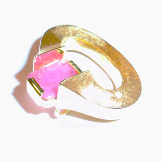 Handgefertigtes Einzelstück, Unikat Goldanhänger mit einem Pink-Saphir von 1,7 Karat, eingefaßt mit 2 breiten Krappen in 750 Gold, satinierte Oberfläche, offenes Oval mit dem rechteckigen Edelstein in einer Kissenform als flacher Cabochon, ca. 25 mm x 21,5 mm - Goldschmiede Danilo