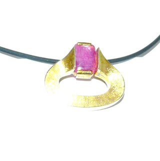 Handgefertigtes Einzelstück, Unikat Goldanhänger mit einem Pink-Saphir von 1,7 Karat, eingefaßt mit 2 breiten Krappen in 750 Gold, satinierte Oberfläche, offenes Oval mit dem rechteckigen Edelstein in einer Kissenform als flacher Cabochon, ca. 25 mm x 21,5 mm - Goldschmiede Danilo