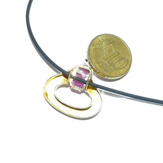 Handgefertigtes Einzelstück, Unikat Goldanhänger mit einem Pink-Saphir von 1,7 Karat, eingefaßt mit 2 breiten Krappen in 750 Gold, satinierte Oberfläche, offenes Oval mit dem rechteckigen Edelstein in einer Kissenform als flacher Cabochon, ca. 25 mm x 21,5 mm - Goldschmiede Danilo