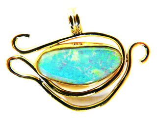 Handgefertigter geschwungener Unikat-Anhänger mit australischem Jelly-Opal, 585 Gelbgold + 900 Gelbgold-Zargenfassung, Gesamtanhänger Höhe 3,9 cm x Breite 4,1 cm, Stein 2,3 cm x 1,9 cm - 
 Handgefertigtes Unikat! Nur im Onlineshop von Juwelier & Goldschmiede Danilo!