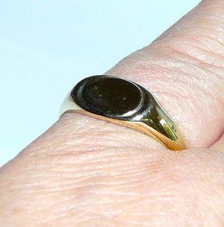 Einzelstück, klassischer Herrenring für den kleinen Finger, aber auch für Damen, Siegelring aus 333 Gold, Oval quer zum Finger, für Gravuren geeignet, poliert, Ringweite 55,5 - Goldschmiede Danilo
