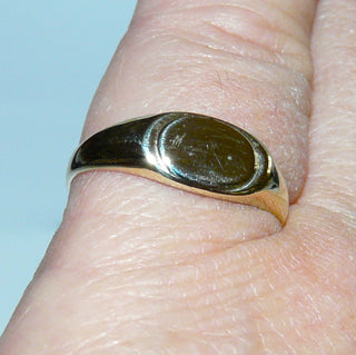 Einzelstück, klassischer Herrenring für den kleinen Finger, aber auch für Damen, Siegelring aus 333 Gold, Oval quer zum Finger, für Gravuren geeignet, poliert, Ringweite 55,5 - Goldschmiede Danilo