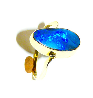 Handgefertigter Unikat-Ring mit australischer, intensiv leuchtend blauer Opal-Doublette, Farbe lightning ridge, sicher gefaßt in 585 Gelbgold die Ringschiene + 750 Gelbgold die Zargenfassung, Ringweite 64 - Handgefertigtes Unikat! Nur im Danilo Gold Online Shop