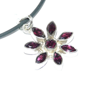 Einzelstück, Granat-Anhänger "Granat-Blume" aus 925 Silber mit 7 Granaten im Navette-Schliff + 1 Granat im Brillant-Schliff, in Bugunder Almandin-Farbe - Einzelstücke nur erhältlich bei www.danilogold-shop.de