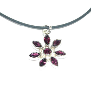 Einzelstück, Granat-Anhänger "Granat-Blume" aus 925 Silber mit 7 Granaten im Navette-Schliff + 1 Granat im Brillant-Schliff, in Bugunder Almandin-Farbe - Einzelstücke nur erhältlich bei www.danilogold-shop.de