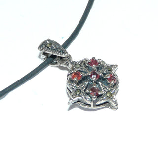 Einzelstück, Granat-Anhänger, antik wirkender Markasit-Anhänger aus 925 Silber, in den Tiefen geschwärzt, 5 hellrote Granate im Brillant-Schliff, Replik im Stil um 1900
- Unikate und Pretiosen nur erhältlich im Onlineshop der Goldschmiede Danilo!