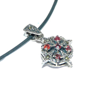 Einzelstück, Granat-Anhänger, antik wirkender Markasit-Anhänger aus 925 Silber, in den Tiefen geschwärzt, 5 rote Granate im Brillant-Schliff, Replik im Stil um 1900 - Unikate und Pretiosen nur erhältlich im Onlineshop der Goldschmiede Danilo!