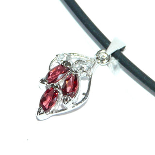 Einzelstück, Granat-Anhänger "offene Feder" aus 925 Silber rhodiniert mit 3 roten, funkelnd facettierten Granaten im Navette-Schliff + zwei Achtkant-Diamanten, zart in Krappenfassungen sicher gehalten - Nur erhältlich bei www.danilogold-shop.de