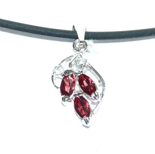 Einzelstück, Granat-Anhänger "offene Feder" aus 925 Silber rhodiniert mit 3 roten, funkelnd facettierten Granaten im Navette-Schliff + zwei Achtkant-Diamanten, zart in Krappenfassungen sicher gehalten - Nur erhältlich bei www.danilogold-shop.de