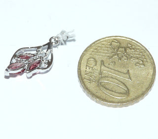 Einzelstück, Granat-Anhänger "offene Feder" aus 925 Silber rhodiniert mit 3 roten, funkelnd facettierten Granaten im Navette-Schliff + zwei Achtkant-Diamanten, zart in Krappenfassungen sicher gehalten - Nur erhältlich bei www.danilogold-shop.de