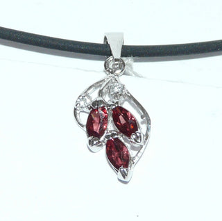 Einzelstück, Granat-Anhänger "offene Feder" aus 925 Silber rhodiniert mit 3 roten, facettierten Granaten im Navette-Schliff + zwei Achtkant-Diamanten, zart eingefaßt. - Nur erhältlich bei www.danilogold-shop.de
