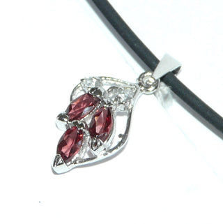 Einzelstück, Granat-Anhänger "offene Feder" aus 925 Silber rhodiniert mit 3 roten, facettierten Granaten im Navette-Schliff + zwei Achtkant-Diamanten, zart eingefaßt. - Nur erhältlich bei www.danilogold-shop.de