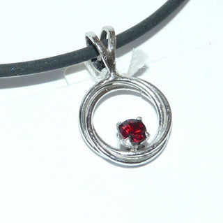 Einzelstück, Granat-Anhänger "offener Doppelkreis" aus 925 Silber rhodiniert, 1 funkelnd facettierter, runder Granat im Brillant-Schliff in einem 4-Krapper-Chaton sicher eingefaßt, mit schönem Granat-Rot. (Lieferung erfolgt ohne Kette) -	Nur erhältlich im Onlineshop von Juwelier & Goldschmiede Danilo!