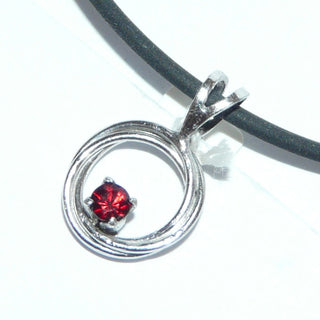 Einzelstück, Granat-Anhänger "offener Doppelkreis" aus 925 Silber rhodiniert, 1 funkelnd facettierter, runder Granat im Brillant-Schliff in einem 4-Krapper-Chaton sicher eingefaßt, mit schönem Granat-Rot. (Lieferung erfolgt ohne Kette) -	Nur erhältlich im Onlineshop von Juwelier & Goldschmiede Danilo!