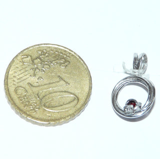Einzelstück, Granat-Anhänger "offener Doppelkreis" aus 925 Silber rhodiniert, 1 funkelnd facettierter, runder Granat im Brillant-Schliff in einem 4-Krapper-Chaton sicher eingefaßt, mit schönem Granat-Rot. (Lieferung erfolgt ohne Kette) -	Nur erhältlich im Onlineshop von Juwelier & Goldschmiede Danilo!