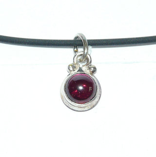 Einzelstück, Granat-Anhänger, schlichter runder Anhängeraus 925 Silber mit einem runden Granat im Cabochon-Schliff in Zargenfassung gehalten, schönes Granat-Rot -	Unikatschmuck nur erhältlich im Onlineshop von Juwelier & Goldschmiede Danilo! 