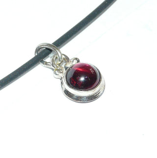 Einzelstück, Granat-Anhänger, schlichter runder Anhängeraus 925 Silber mit einem runden Granat im Cabochon-Schliff in Zargenfassung gehalten, schönes Granat-Rot -	Unikatschmuck nur erhältlich im Onlineshop von Juwelier & Goldschmiede Danilo! 