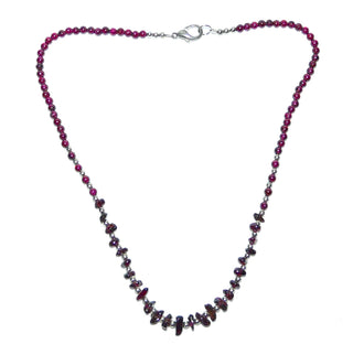 In unserer Werkstatt designtes Einzelstück, Granat-Kugel-Kette 4 mm Steindurchmesser + Mittelteil aus polierten Chips, Gesamtlänge 46 cm, Karabiner-Verschluß + Zwischenteile aus Metall, im typischen modernen Granat-Rot, auf Stahlseil aufgereiht -	Unikatschmuck nur erhältlich im Onlineshop von Juwelier & Goldschmiede Danilo! 