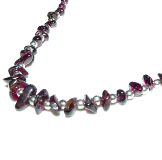 In unserer Werkstatt designtes Einzelstück, Granat-Kugel-Kette 4 mm Steindurchmesser + Mittelteil aus polierten Chips, Gesamtlänge 46 cm, Karabiner-Verschluß + Zwischenteile aus Metall, im typischen modernen Granat-Rot, auf Stahlseil aufgereiht -	Unikatschmuck nur erhältlich im Onlineshop von Juwelier & Goldschmiede Danilo! 