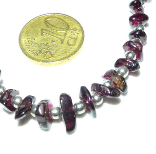 In unserer Werkstatt designtes Einzelstück, Granat-Kugel-Kette 4 mm Steindurchmesser + Mittelteil aus polierten Chips, Gesamtlänge 46 cm, Karabiner-Verschluß + Zwischenteile aus Metall, im typischen modernen Granat-Rot, auf Stahlseil aufgereiht -	Unikatschmuck nur erhältlich im Onlineshop von Juwelier & Goldschmiede Danilo! 