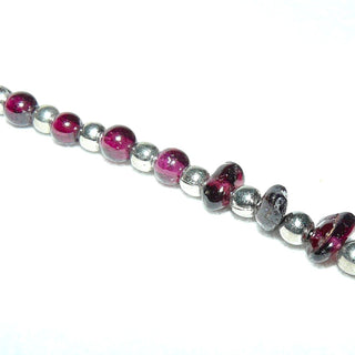 In unserer Werkstatt designtes Einzelstück, Granat-Kugel-Kette 4 mm Steindurchmesser + Mittelteil aus polierten Chips, Gesamtlänge 46 cm, Karabiner-Verschluß + Zwischenteile aus Metall, im typischen modernen Granat-Rot, auf Stahlseil aufgereiht -	Unikatschmuck nur erhältlich im Onlineshop von Juwelier & Goldschmiede Danilo! 