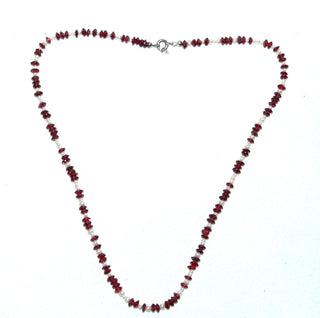 in unserer Werkstatt designtes Einzelstück, Granat-Linsen-Kette mit einem Stein-Durchmesser von 4,5 mm kombiniert mit Mini-Süßwasser-Perlen mit einem Durchmesser von 2,7 mm, Gesamtlänge von 48 cm, Federring-Verschluß aus 925 Silber, Unikat auf Stahlseil aufgereiht -	Nur erhältlich im Onlineshop von Juwelier & Goldschmiede Danilo!