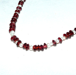 in unserer Werkstatt designtes Einzelstück, Granat-Linsen-Kette mit einem Stein-Durchmesser von 4,5 mm kombiniert mit Mini-Süßwasser-Perlen mit einem Durchmesser von 2,7 mm, Gesamtlänge von 48 cm, Federring-Verschluß aus 925 Silber, Unikat auf Stahlseil aufgereiht -	Nur erhältlich im Onlineshop von Juwelier & Goldschmiede Danilo!