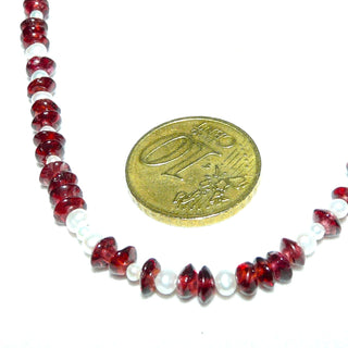 in unserer Werkstatt designtes Einzelstück, Granat-Linsen-Kette mit einem Stein-Durchmesser von 4,5 mm kombiniert mit Mini-Süßwasser-Perlen mit einem Durchmesser von 2,7 mm, Gesamtlänge von 48 cm, Federring-Verschluß aus 925 Silber, Unikat auf Stahlseil aufgereiht - Nur erhältlich im Onlineshop von Juwelier & Goldschmiede Danilo!
