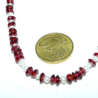 in unserer Werkstatt designtes Einzelstück, Granat-Linsen-Kette mit einem Stein-Durchmesser von 4,5 mm kombiniert mit Mini-Süßwasser-Perlen mit einem Durchmesser von 2,7 mm, Gesamtlänge von 48 cm, Federring-Verschluß aus 925 Silber, Unikat auf Stahlseil aufgereiht -	Nur erhältlich im Onlineshop von Juwelier & Goldschmiede Danilo!