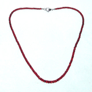 Einzelstück, feine Granat-Linsen-Kette im typischen modernen Granat-Rot, im Verlauf von 3,2 mm auf 5 mm, Gesamtlänge von 47 cm mit einem Karabiner-Verschluß aus Edelstahl, auf Stahlseil aufgereiht -	Nur erhältlich bei www.danilogold-shop.de