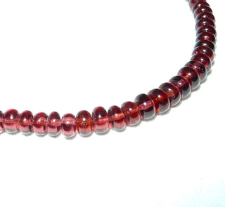 Einzelstück, feine Granat-Linsen-Kette im typischen modernen Granat-Rot, im Verlauf von 3,2 mm auf 5 mm, Gesamtlänge von 47 cm mit einem Karabiner-Verschluß aus Edelstahl, auf Stahlseil aufgereiht -	Nur erhältlich bei www.danilogold-shop.de