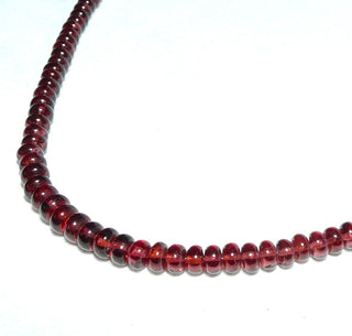 Einzelstück, feine Granat-Linsen-Kette im typischen modernen Granat-Rot, im Verlauf von 3,2 mm auf 5 mm, Gesamtlänge von 47 cm mit einem Karabiner-Verschluß aus Edelstahl, auf Stahlseil aufgereiht -	Nur erhältlich bei www.danilogold-shop.de