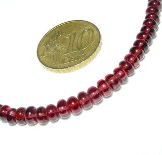 Einzelstück, feine Granat-Linsen-Kette im typischen modernen Granat-Rot, im Verlauf von 3,2 mm auf 5 mm, Gesamtlänge von 47 cm mit einem Karabiner-Verschluß aus Edelstahl, auf Stahlseil aufgereiht -	Nur erhältlich bei www.danilogold-shop.de