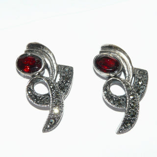 Einzelstücke, Granat-Ohrstecker, antik wirkende Markasit-Ohrstecker "Schleifenblume" aus 925 Silber, Replik im Stil um 1900 mit je einem ovalen, funkelnd facettierten Granat in schöner Farbe. Dazu passen das Collier HS 0069 + die Ringe Ri 0306, 0307. -	Einzelstücke nur erhältlich bei www.danilogold-shop.de