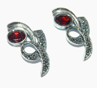 Einzelstücke, Granat-Ohrstecker, antik wirkende Markasit-Ohrstecker "Schleifenblume" aus 925 Silber, Replik im Stil um 1900 mit je einem ovalen, funkelnd facettierten Granat in schöner Farbe. Dazu passen das Collier HS 0069 + die Ringe Ri 0306, 0307. -	Einzelstücke nur erhältlich bei www.danilogold-shop.de