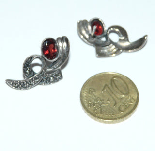 Einzelstücke, Granat-Ohrstecker, antik wirkende Markasit-Ohrstecker "Schleifenblume" aus 925 Silber, Replik im Stil um 1900 mit je einem ovalen, funkelnd facettierten Granat in schöner Farbe. Dazu passen das Collier HS 0069 + die Ringe Ri 0306, 0307. -	Einzelstücke nur erhältlich bei www.danilogold-shop.de