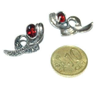 Einzelstücke, Granat-Ohrstecker, antik wirkende Markasit-Ohrstecker "Schleifenblume" aus 925 Silber, Replik im Stil um 1900, mit je einem ovalen, funkelnd facettierten Granat in schöner roter Farbe - Einzelstücke nur erhältlich bei www.danilogold-shop.de