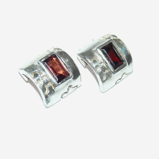 Einzelstücke, Granat-Ohrstecker aus 925 Silber mit je einem rechteckigen, funkelnd facettierten Granat in schöner Farbe, Zargenfassung auf einer gewölbten rechteckigen Platte mit Blüten-Gravur. Dazu paßt Ring Ri 0190 + 0183 -	Einzelstücke nur erhältlich bei www.danilogold-shop.de