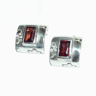 Einzelstücke, Granat-Ohrstecker aus 925 Silber mit je einem rechteckigen, funkelnd facettierten Granat in schöner Farbe, Zargenfassung auf einer gewölbten rechteckigen Platte mit Blüten-Gravur. Dazu paßt Ring Ri 0190 + 0183 -	Einzelstücke nur erhältlich bei www.danilogold-shop.de