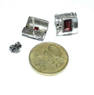 Einzelstücke, Granat-Ohrstecker aus 925 Silber mit je einem rechteckigen, funkelnd facettierten Granat in schöner Farbe, Zargenfassung auf einer gewölbten rechteckigen Platte mit Blüten-Gravur. Dazu paßt Ring Ri 0190 + 0183 -	Einzelstücke nur erhältlich bei www.danilogold-shop.de