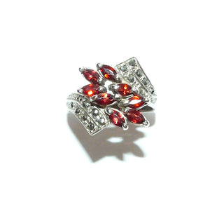Einzelstück, Ring aus 925 Silber, Replik im Stil um 1900, mit 8 facettierten, feurig rot funkelnden Granat-Navettes / Marquise + Markasiten, poliert, Ringweite 59 - Nur erhältlich bei www.danilogold-shop.de