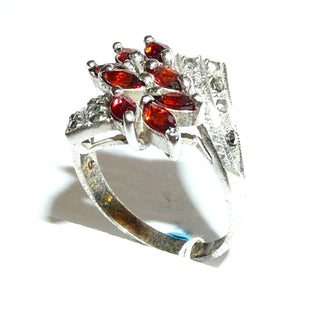 Einzelstück, Ring aus 925 Silber, Replik im Stil um 1900, mit 8 facettierten, feurig rot funkelnden Granat-Navettes / Marquise + Markasiten, poliert, Ringweite 59 - Nur erhältlich bei www.danilogold-shop.de