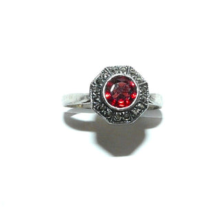 Einzelstück, 8-eckiger Ring aus 925 Silber, Replik im Stil um 1920, mit einem runden, funkelnd facettierten, feurig roten Granat, umrandet von Markasiten, poliert, Ringweite 58 - Nur erhältlich im Onlineshop von Juwelier & Goldschmiede Danilo!