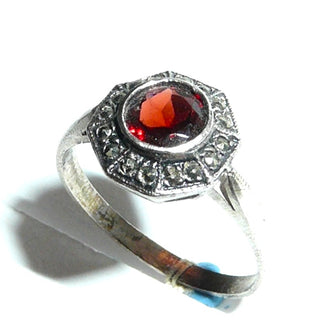 Einzelstück, 8-eckiger Ring aus 925 Silber, Replik im Stil um 1920, mit einem runden, funkelnd facettierten, feurig roten Granat, umrandet von Markasiten, poliert, Ringweite 58 - Nur erhältlich im Onlineshop von Juwelier & Goldschmiede Danilo!